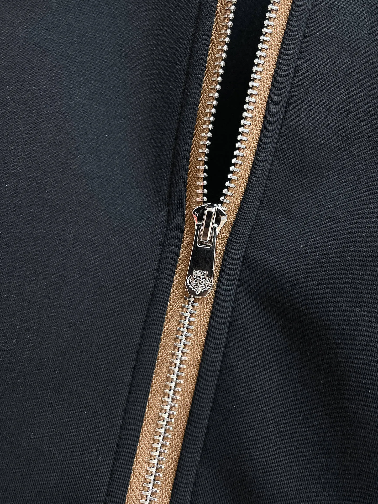 LP New Arrival counter Same Style casual suit, Breathable, comfortable and casual! Full of high-end feel! The details are exquisite and high-end, and the workmanship is impeccable! The original Premium fabric is very high-end! The fabric is crisp and anti-wrinkle Wear-Resistant, warm, neat and stylish. Everyone must buy a set this autumn and winter. They must look cool and cool when wearing them. We especially recommend Sizes M-3XL